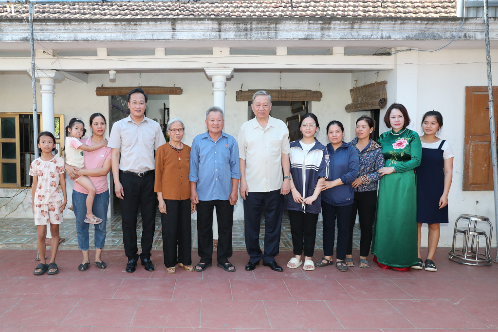   State President To Lam presents gifts to needy households and policy families in Kim Dong district